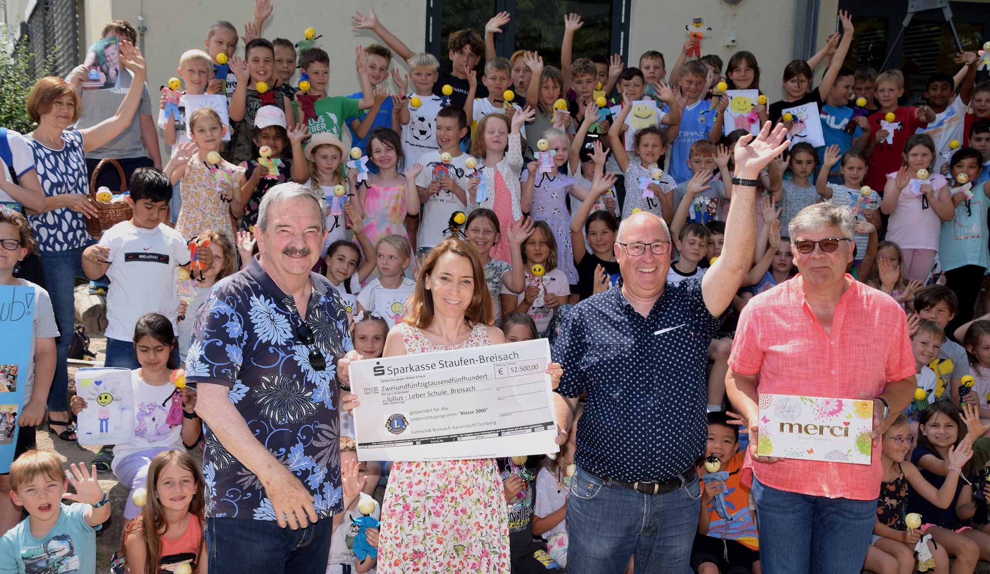 Spende an Julius-Leber-Schule Breisach für Projekt „Klasse 2000“. Peter Braun, Ellen Bastian-Weber, Wolfgang Mittl, Werner Schneider (Fotos Jochen Vogt)